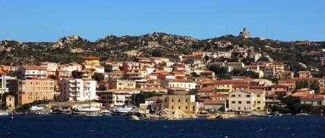 Panoramica del paese vista dal mare (foto Comune La Maddalena)